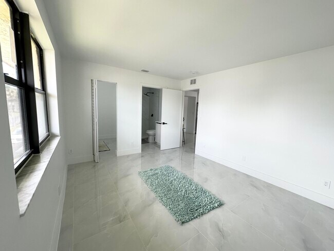 Building Photo - 10033 Winding Lake Rd