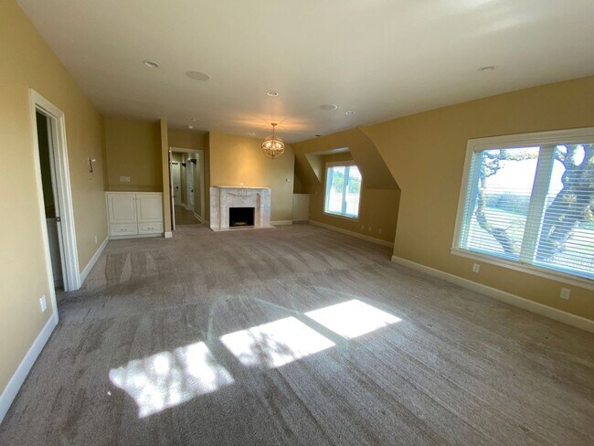 Building Photo - 5bd/5ba +HUGE BARN & SHOP - Absolutely LUX...