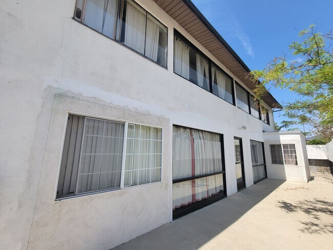 Building Photo - 5165-5165 1/2 Santa Monica Blvd