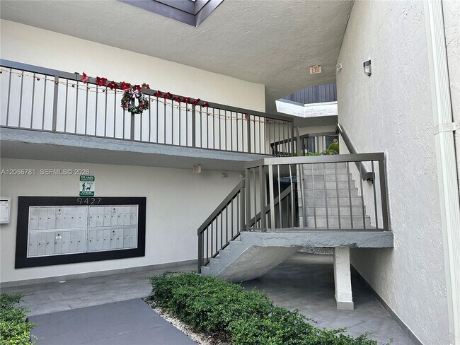 Building Photo - 9427 Fontainebleau Blvd