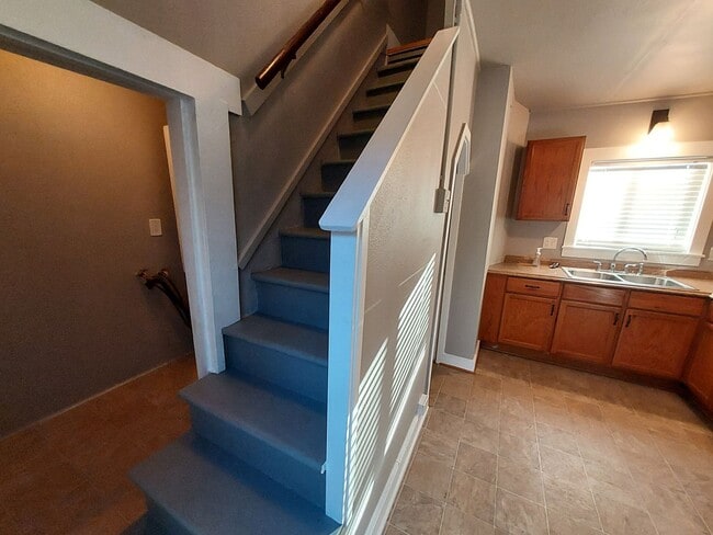 Building Photo - 2 bed 1 bath House Available Now!