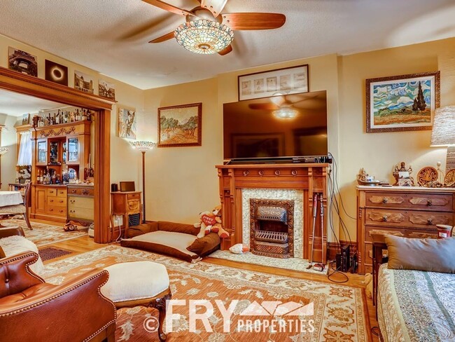 Building Photo - Gorgeous Victorian in Baker/West Wash Park