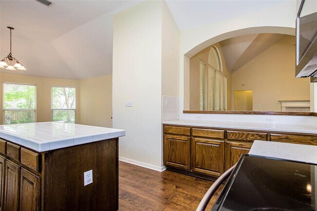 Building Photo - 3605 Bayton Dr
