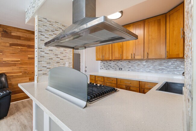 Building Photo - 2 Bed / 1 Bath 1 Parking , Community Pool , Electricity, Water, Sewer & Gas Included, Secured Bui...