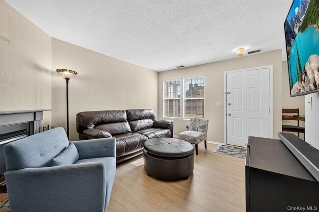 Building Photo - 2117 Whispering Hills Dr