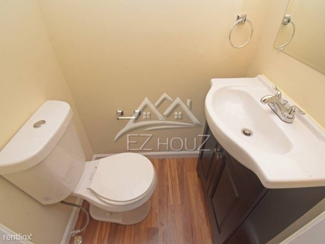 Building Photo - 3 br, 1 bath Apartment - 1633 N Spring St
