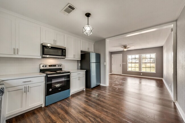 Building Photo - 111 Kelly Ln