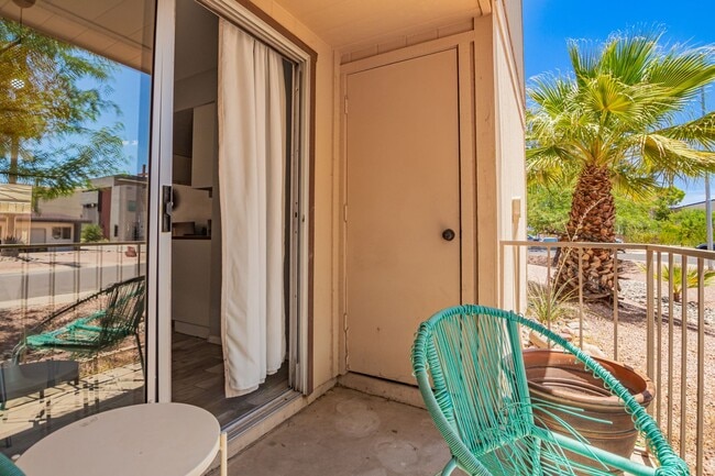 Building Photo - Scottsdale Condo