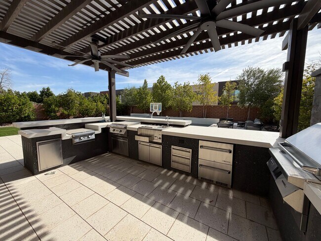 Building Photo - 4 Bed, 4.5 Bath Summerlin Home in The Ridges with Resort-Style Backyard