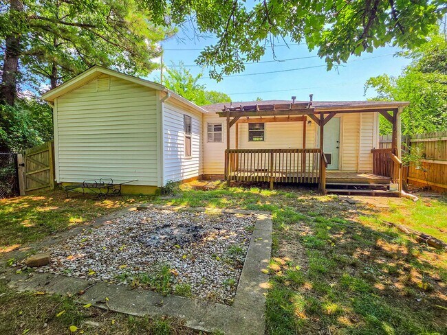 Building Photo - Charming 3 Bed 1.5 Bath home walkable to campus