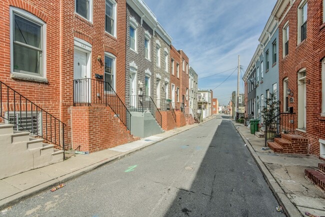 Building Photo - 124 N Bradford St
