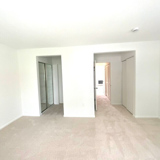 Building Photo - 7594 Lakeside Village Dr