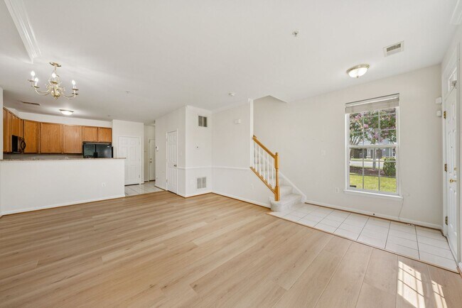 Building Photo - Beautiful End-Unit Townhome-Style Condo Ne...