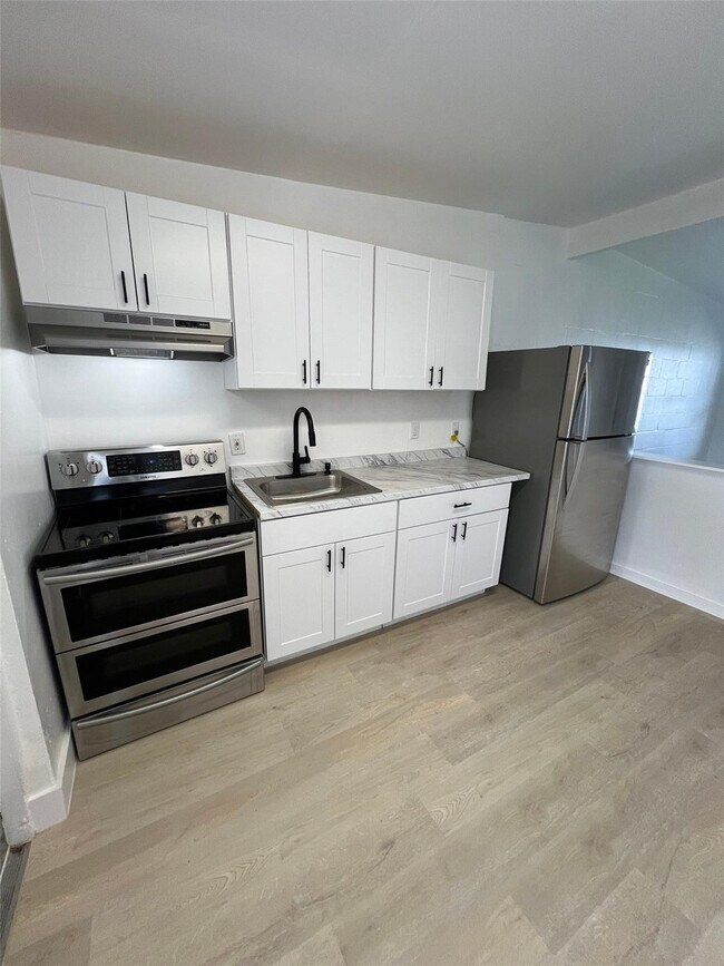 Building Photo - 320 NE 13th Ave