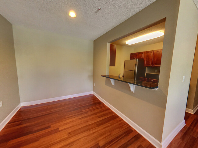 Building Photo - Gorgeous 1 bedroom 1.5 bathroom condo with...