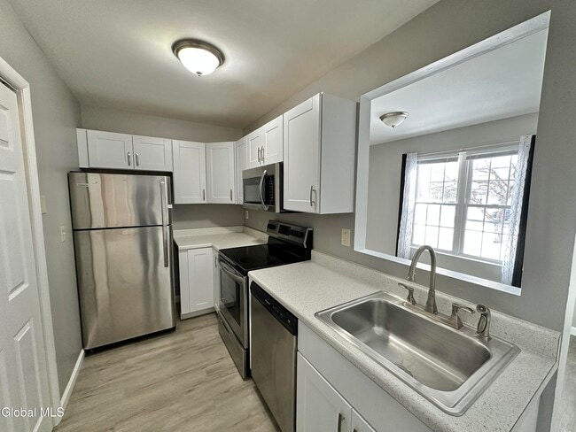 Building Photo - 31 Suncrest Dr