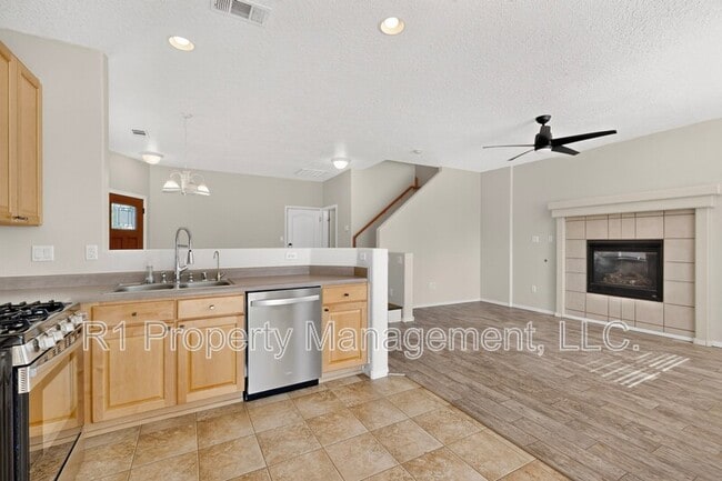Building Photo - 2323 Margarita Dr SE