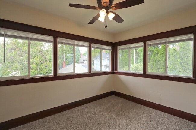 Building Photo - 416 1/2 W Jackson Street Unit