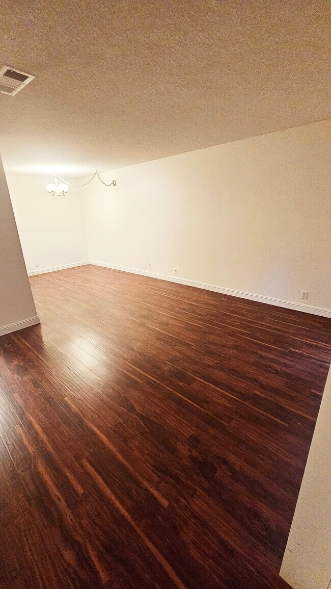 Building Photo - 5516 Roundtree Dr