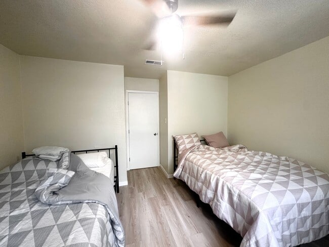 Building Photo - 2 bed 1 bath on Emerald Forest