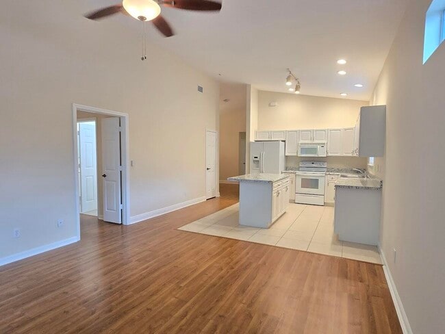 Building Photo - 1463 SE Tidewater Pl