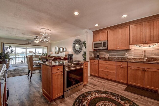 Building Photo - 865 S Gulfview Blvd