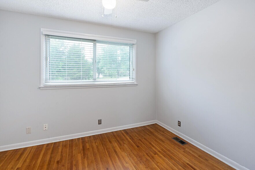 Building Photo - 3841 Dubois Dr