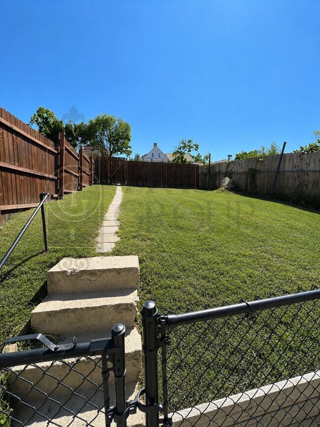 Building Photo - Avail Sept 1: Mt Washington Single Family Home w/ FENCED YARD, Off Street Parking, AC, Laundry, D...