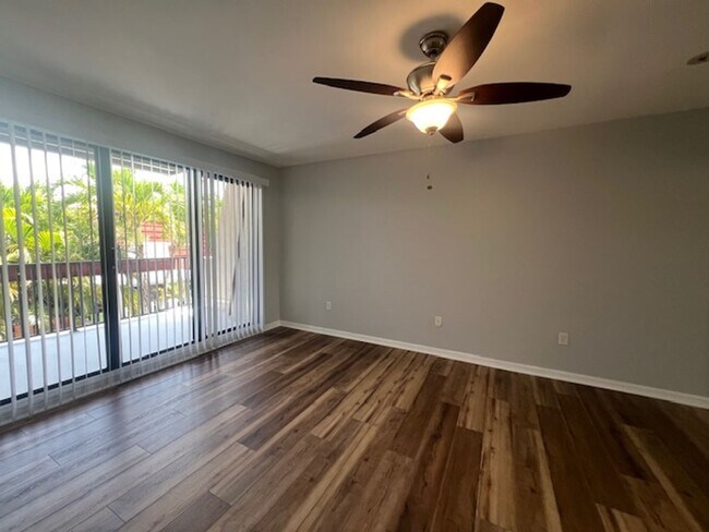 Building Photo - 2 Bedroom/2 Bathrrom Townhouse Close to Fo...