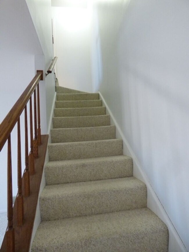 Building Photo - Beautiful 2 bd 1 1/2 ba as soon as July 1 move-in. Great Vernon Hills location!