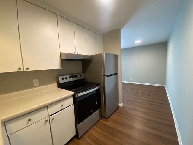 Building Photo - 2 Bedroom Unit was recently renovated. Liv...