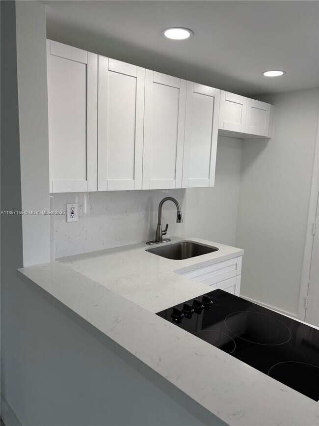 Building Photo - 2980 Point E Dr