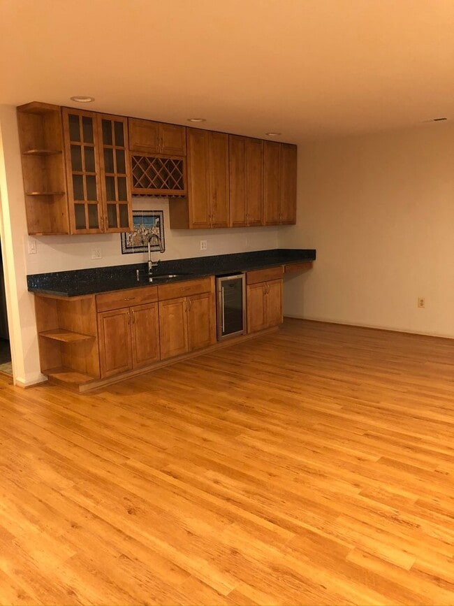 Building Photo - Spacious Townhome, Great Location!