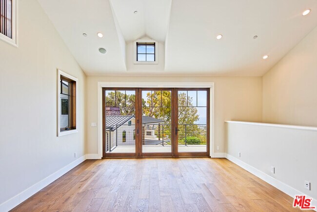 Building Photo - 5561 Horizon Dr