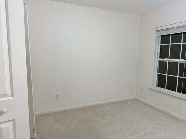 Building Photo - 5425 Port Royal Dr
