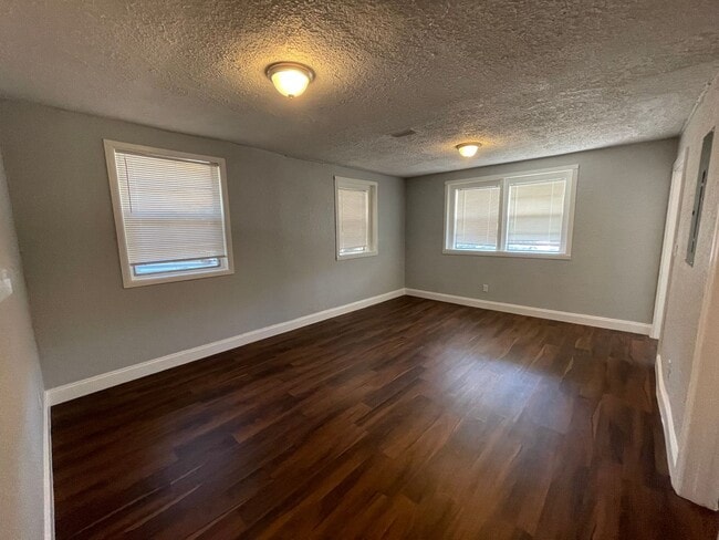 Building Photo - Single Family home available now!