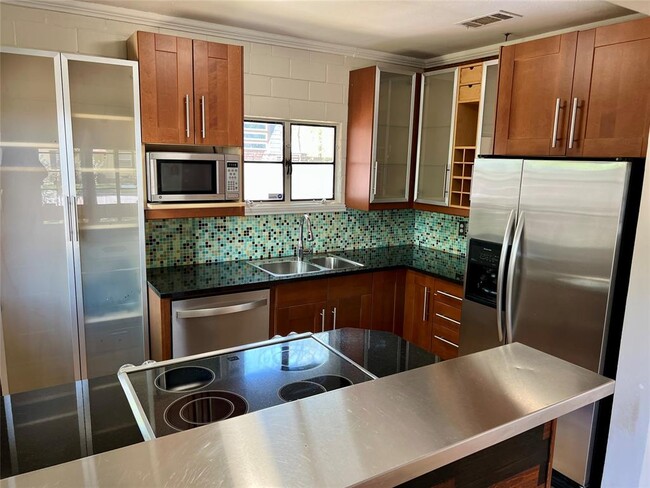 Building Photo - 412 W Croslin St