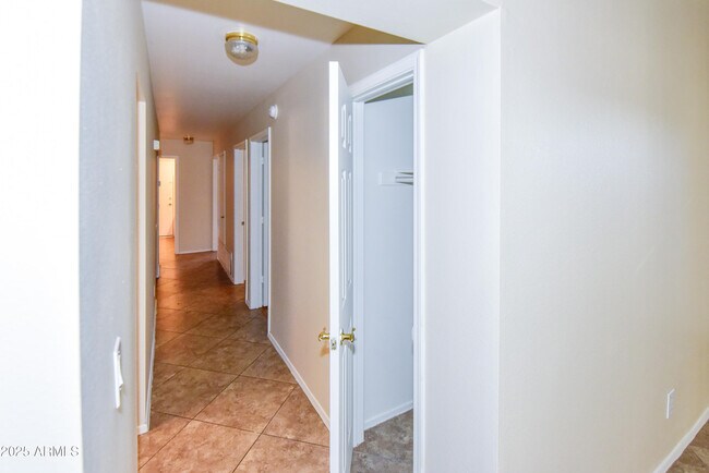 Building Photo - 1360 N Brentwood Pl