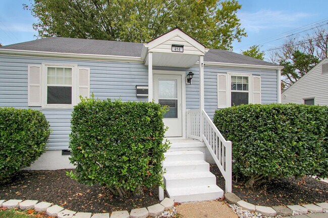 Building Photo - Well-Maintained Home with Spacious Yard and Screened Porch