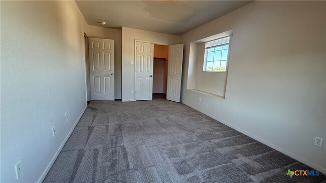 Building Photo - 2400 Price Dr