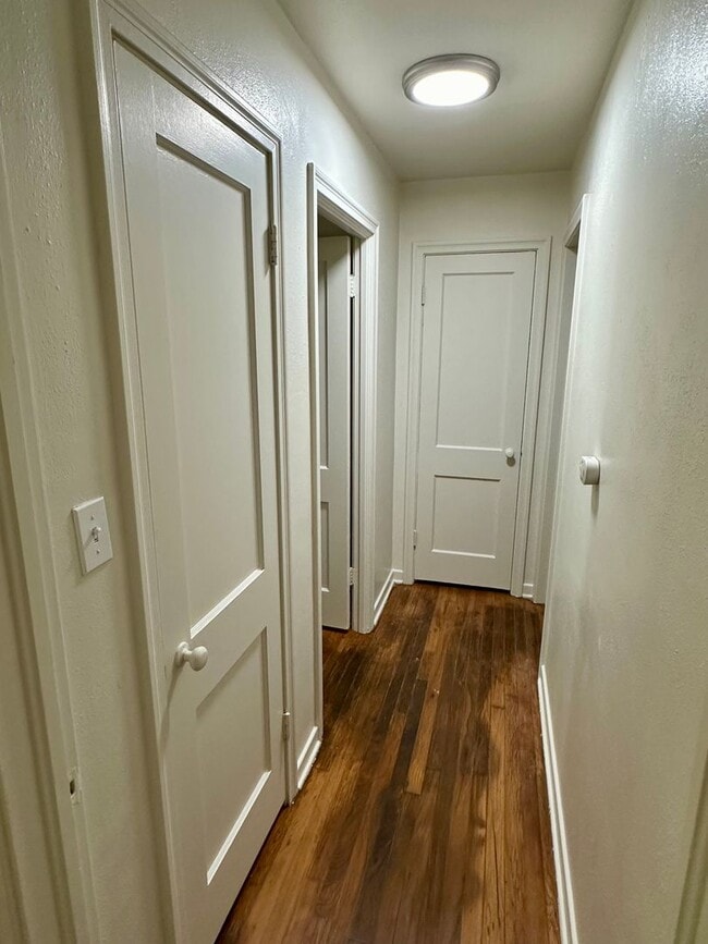 Building Photo - Cute One Bedroom