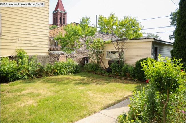 Building Photo - 9611 S Ave L