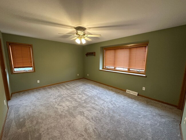 Building Photo - Huge 3BR/3BA house on Madison's West Side!