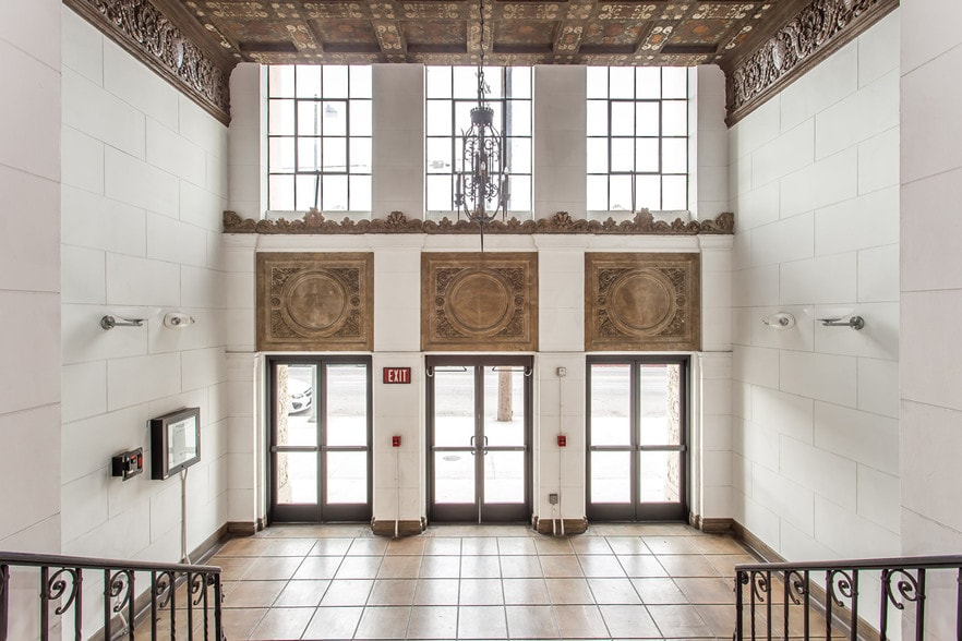 Building Photo - 200 N San Fernando Rd