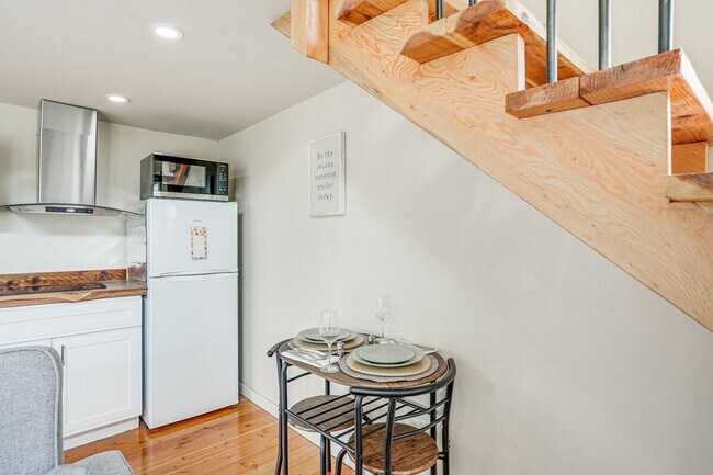 Building Photo - 1142 Temple Dr