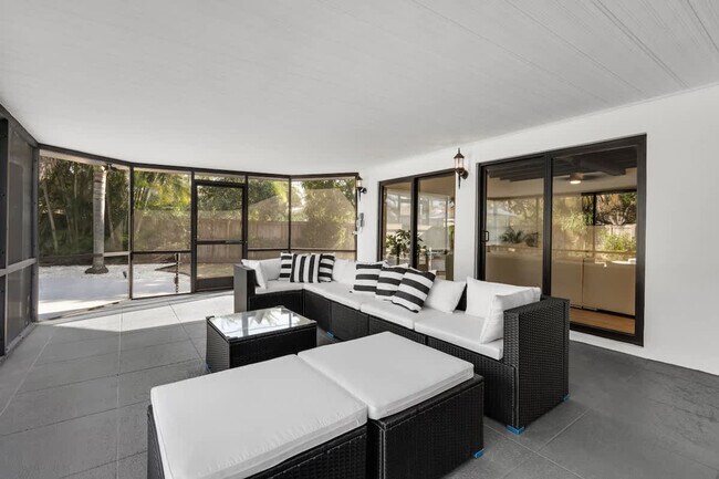 Building Photo - 704 NE 2nd St