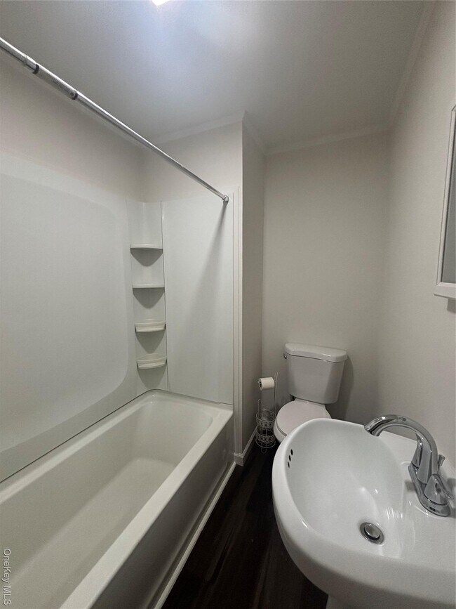 Building Photo - 147 Downs St