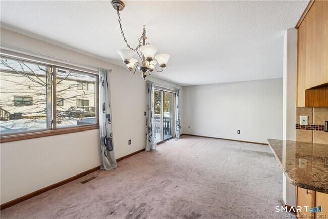 Building Photo - 17 Oak Forest Dr
