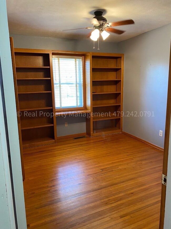 Building Photo - 1901 S 72nd St