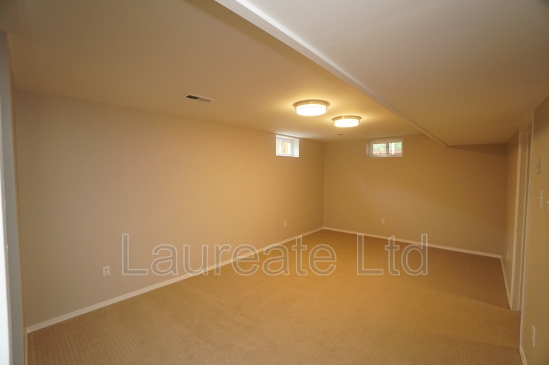 Building Photo - 2268 W Maplewood Ave
